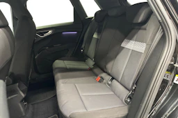 musta Audi Q4 e-tron 2022 kuva 8.