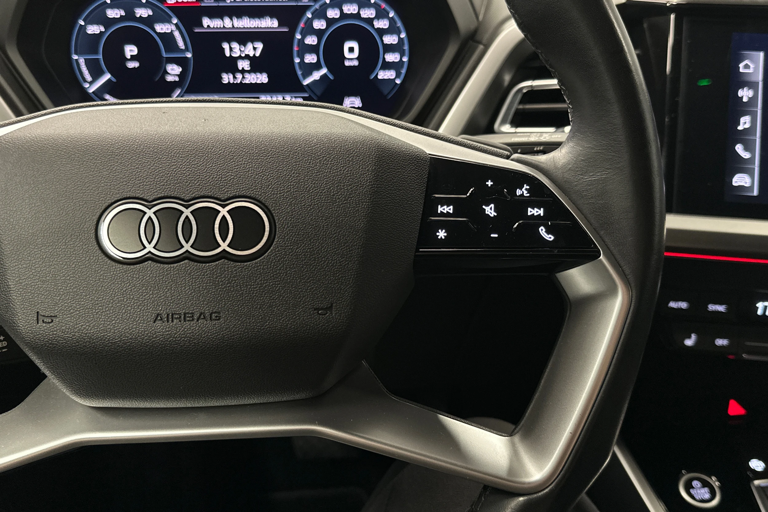 musta Audi Q4 e-tron 2022 kuva 12.