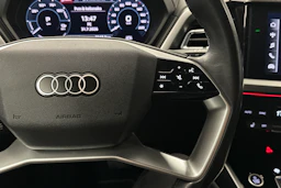 musta Audi Q4 e-tron 2022 kuva 12.