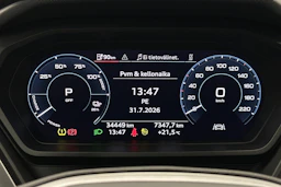 musta Audi Q4 e-tron 2022 kuva 13.