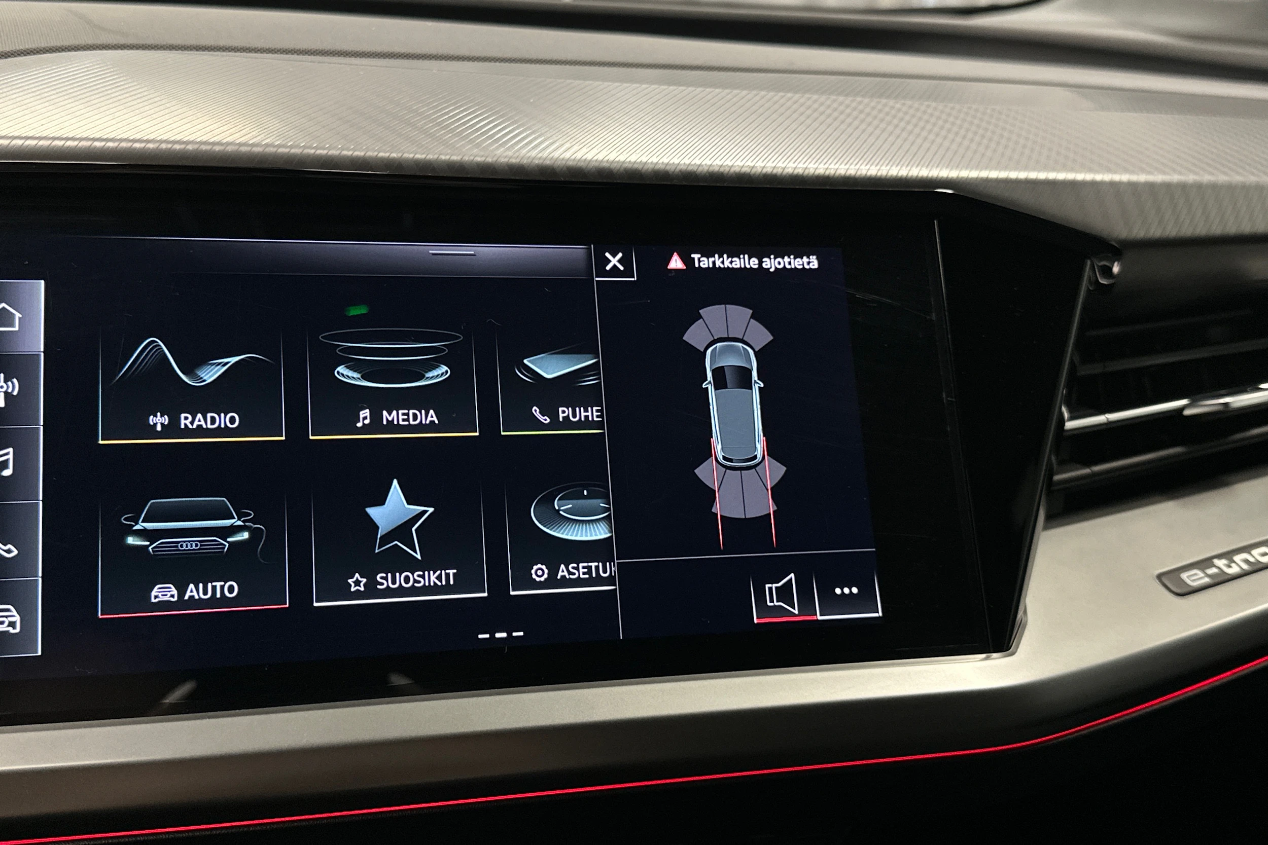 musta Audi Q4 e-tron 2022 kuva 26.
