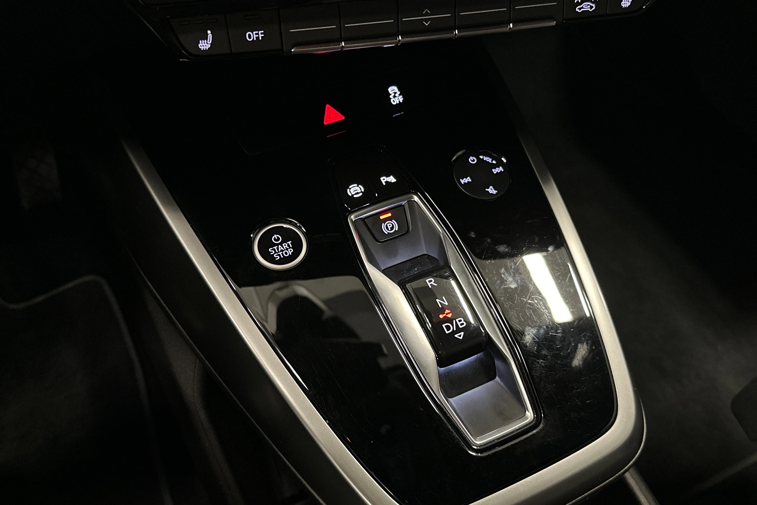 musta Audi Q4 e-tron 2022 kuva 28.