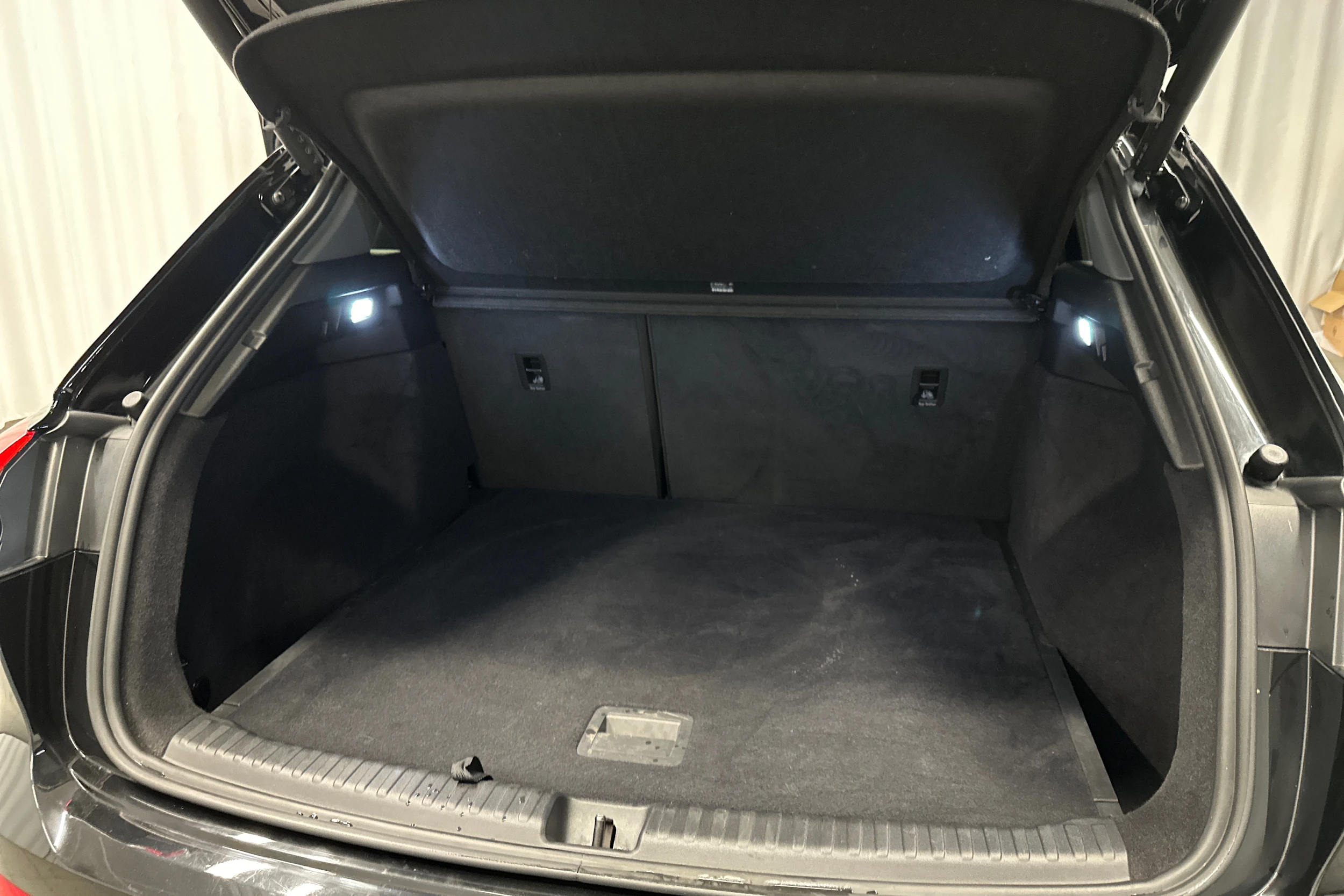 musta Audi Q4 e-tron 2022 kuva 30.