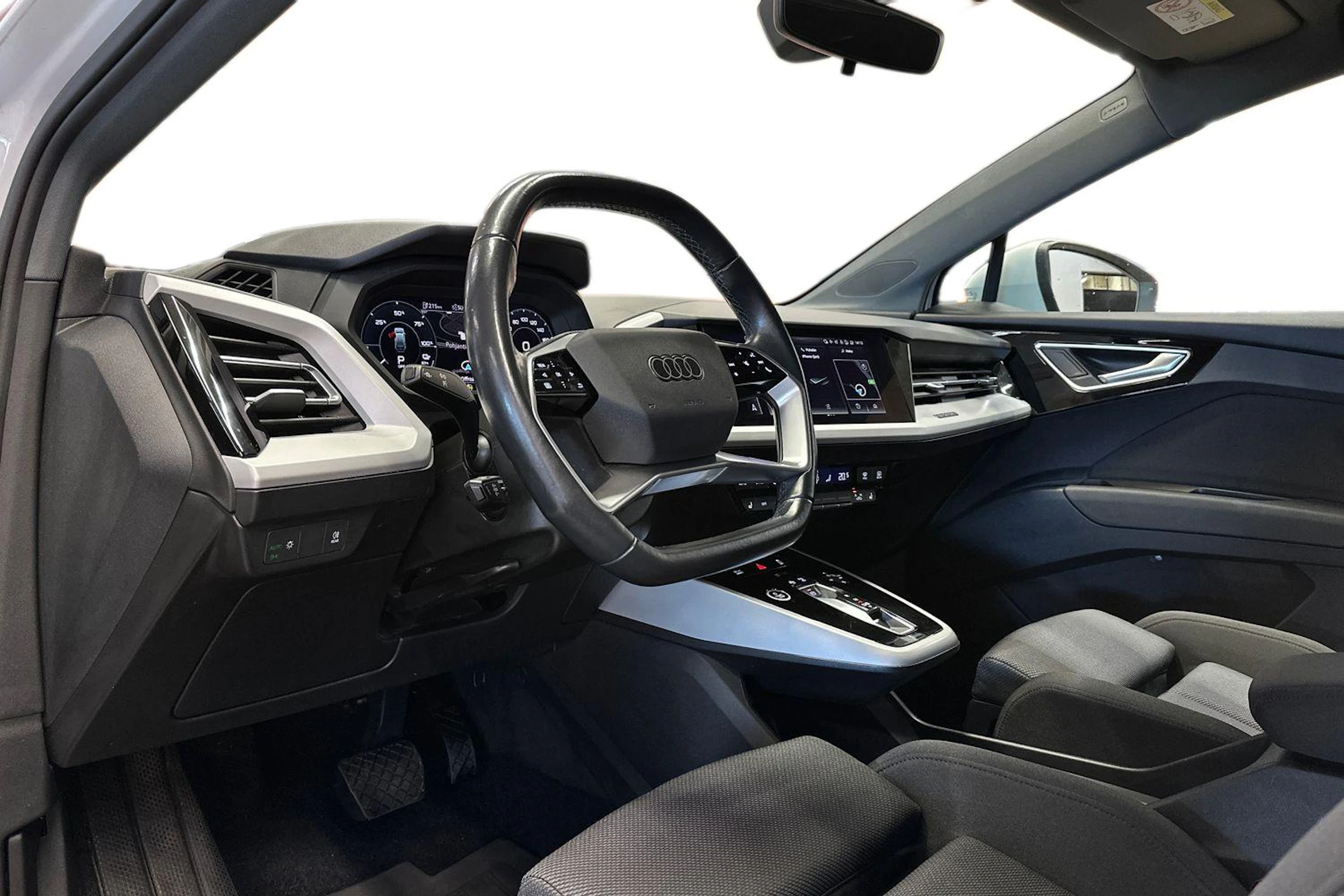 met. valkoinen Audi Q4 e-tron 2022 kuva 6.