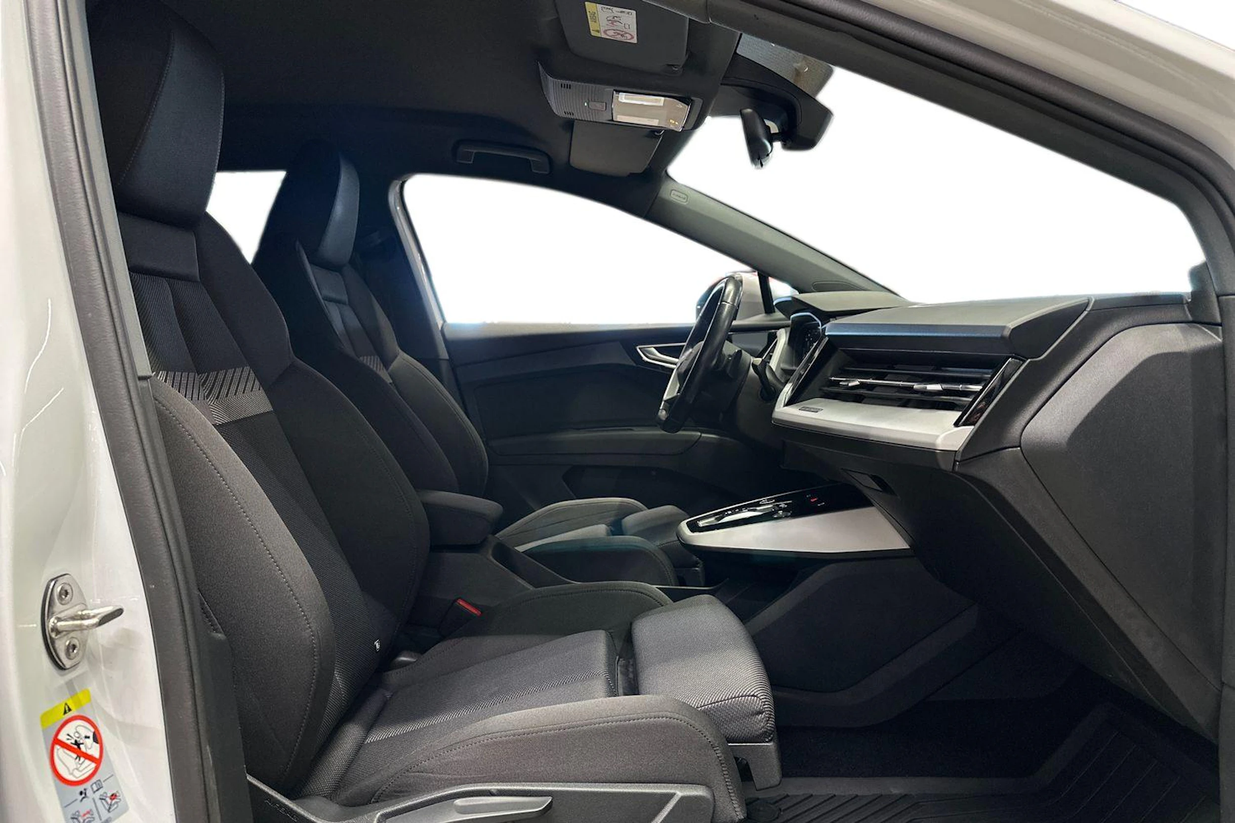 met. valkoinen Audi Q4 e-tron 2022 kuva 9.