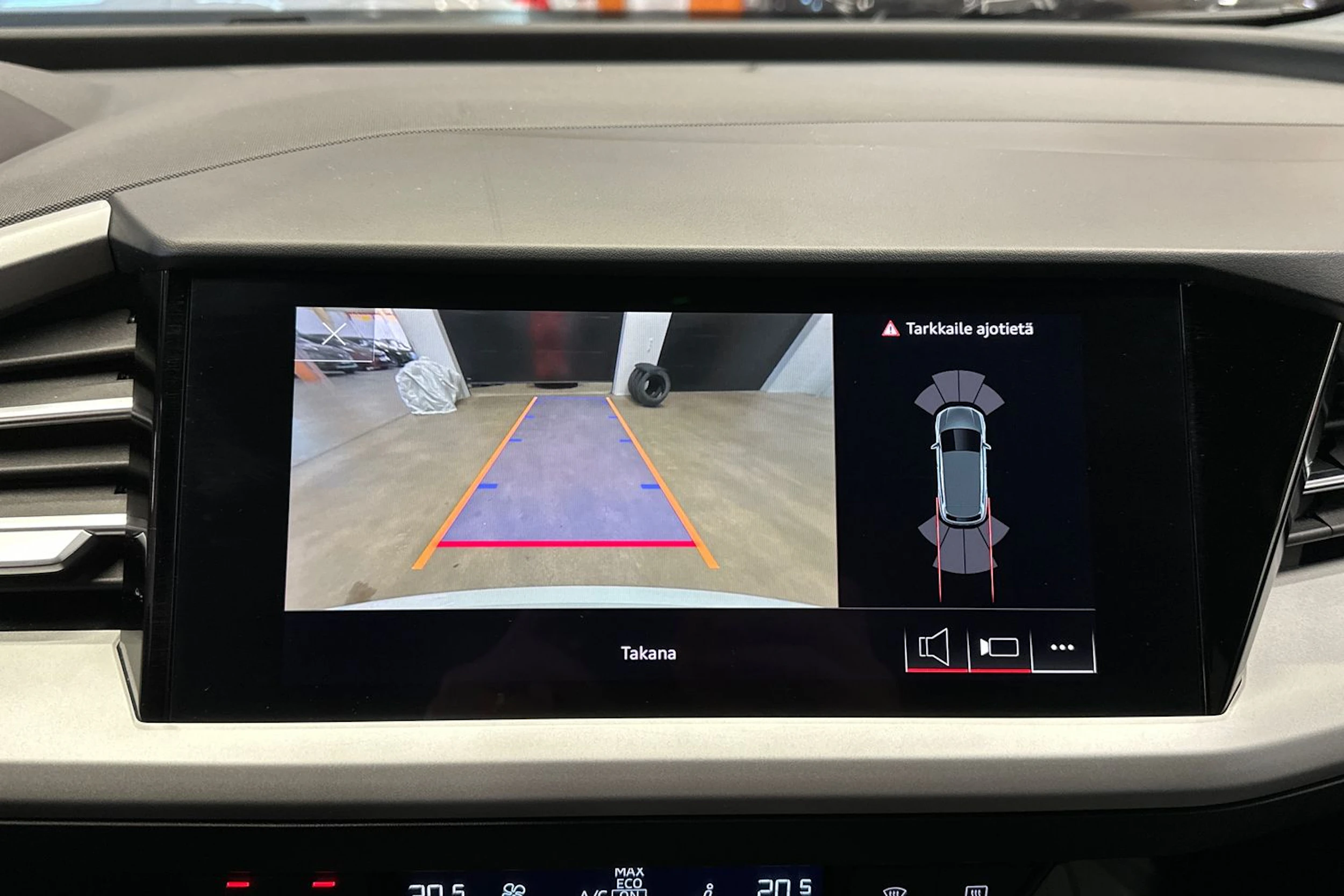 met. valkoinen Audi Q4 e-tron 2022 kuva 12.