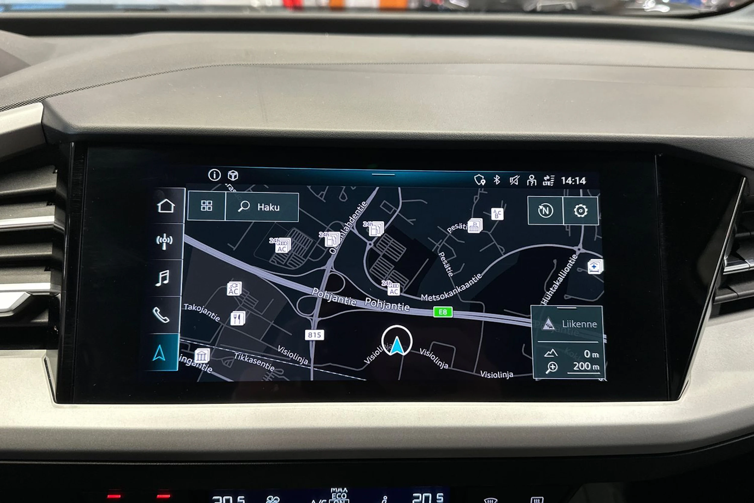 met. valkoinen Audi Q4 e-tron 2022 kuva 13.