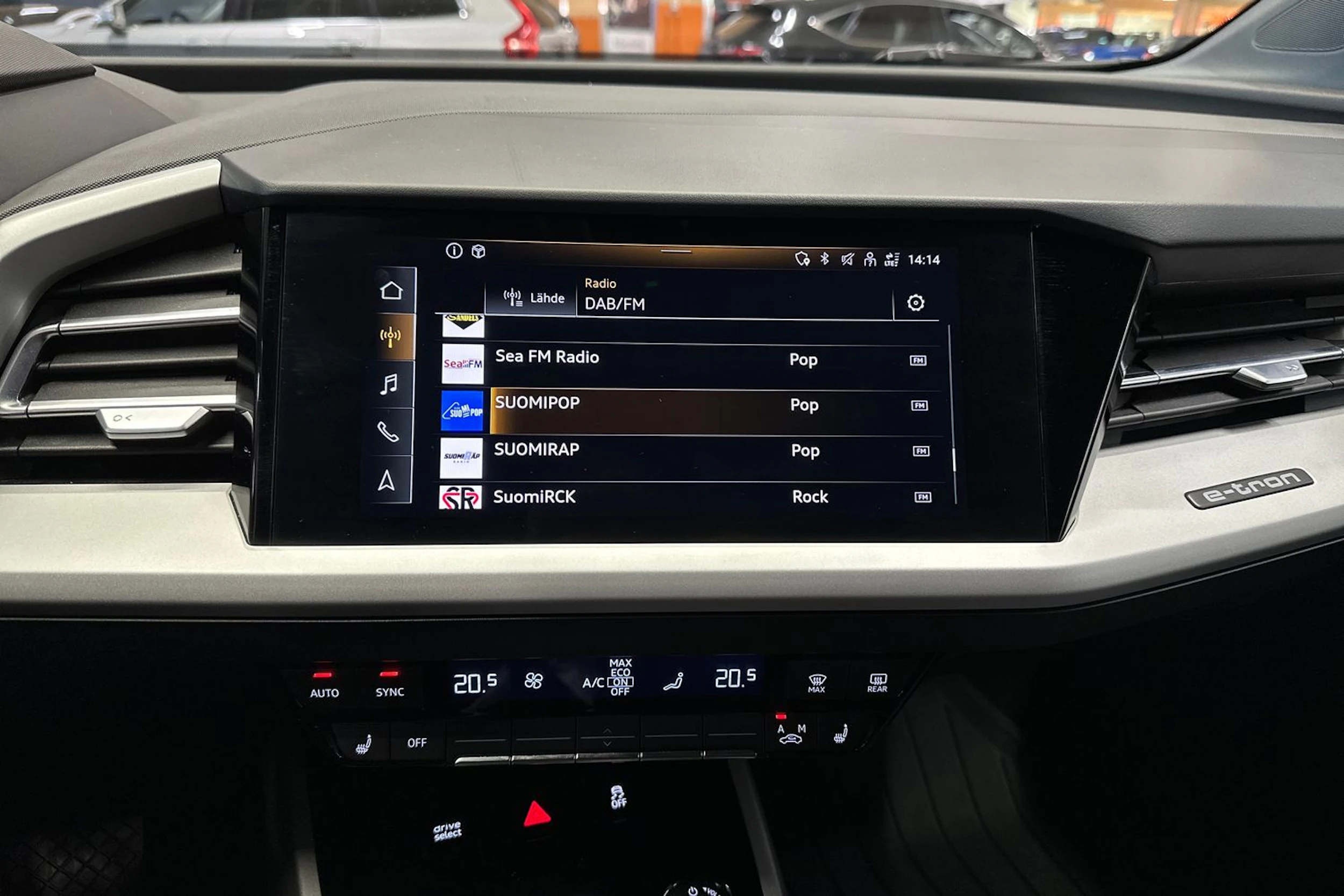 met. valkoinen Audi Q4 e-tron 2022 kuva 16.