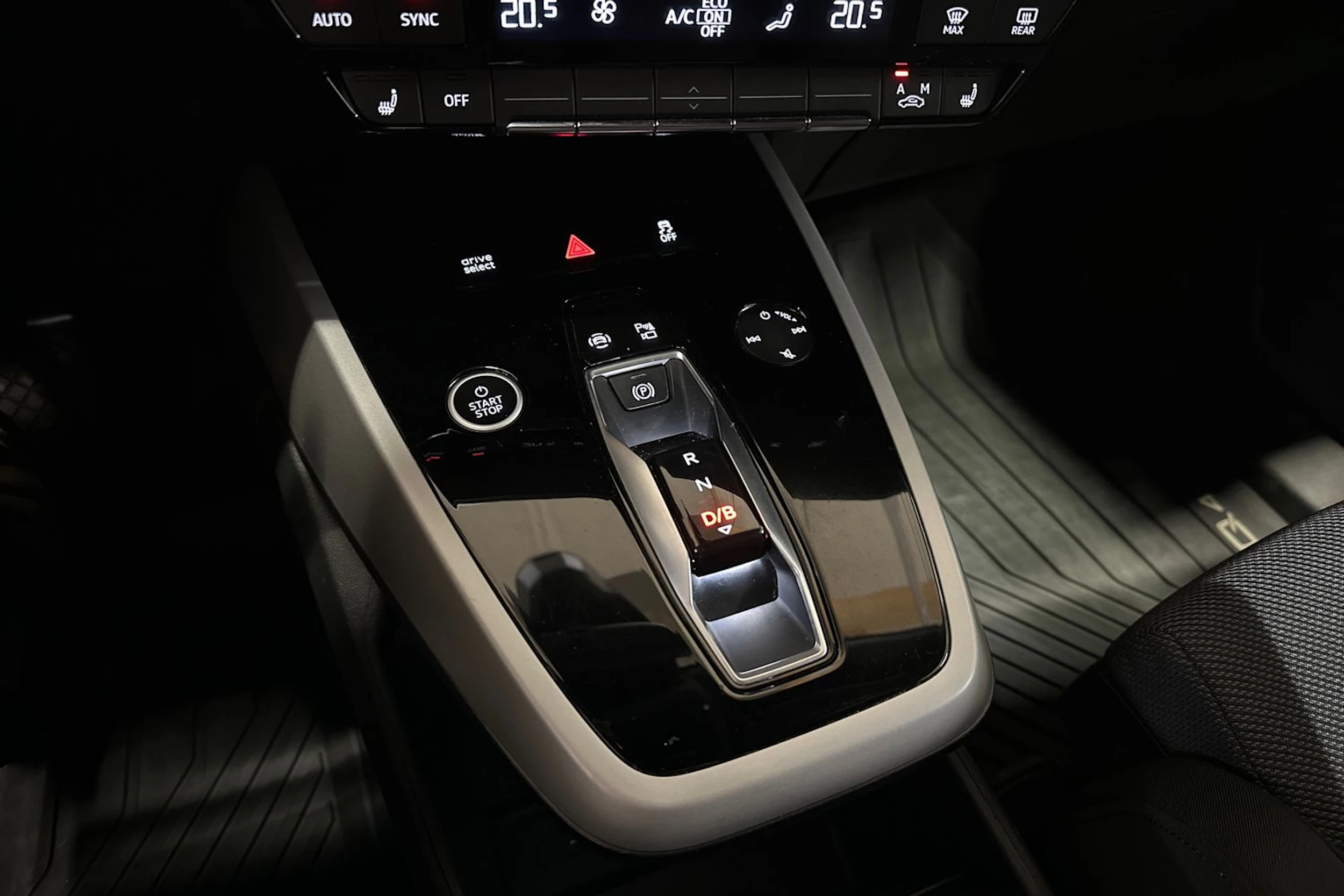 met. valkoinen Audi Q4 e-tron 2022 kuva 17.