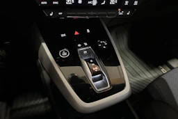 met. valkoinen Audi Q4 e-tron 2022 kuva 17.