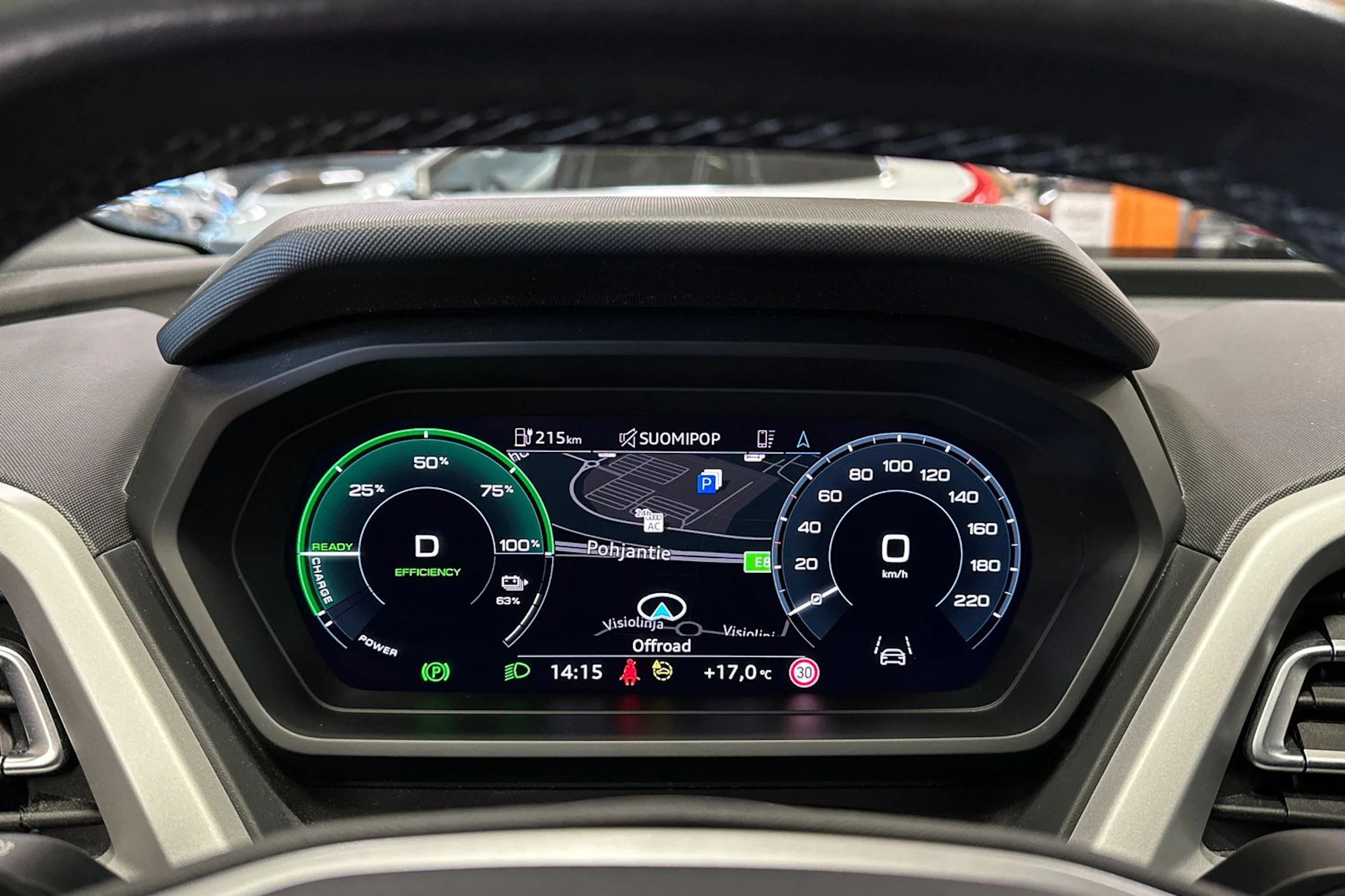 met. valkoinen Audi Q4 e-tron 2022 kuva 18.
