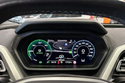 met. valkoinen Audi Q4 e-tron 2022 kuva 18.