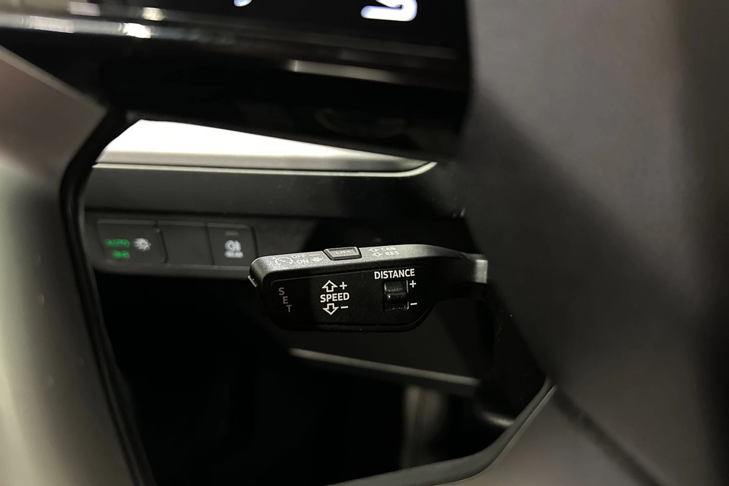 met. valkoinen Audi Q4 e-tron 2022 kuva 21.