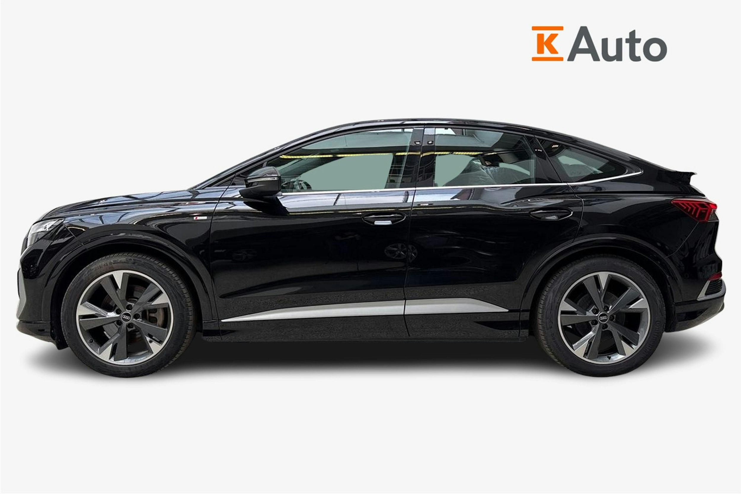 musta Audi Q4 e-tron 2022 kuva 6.