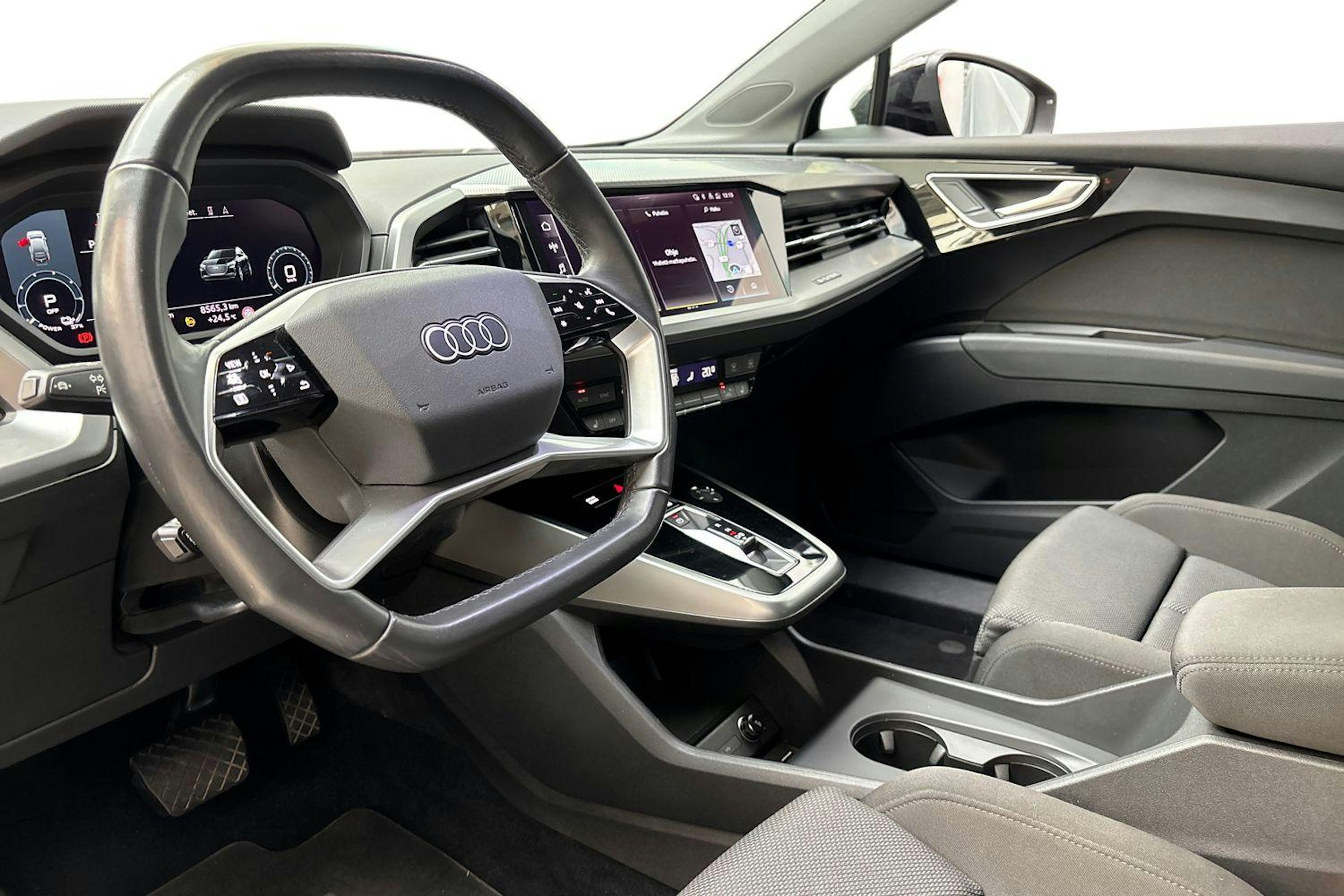 musta Audi Q4 e-tron 2022 kuva 7.
