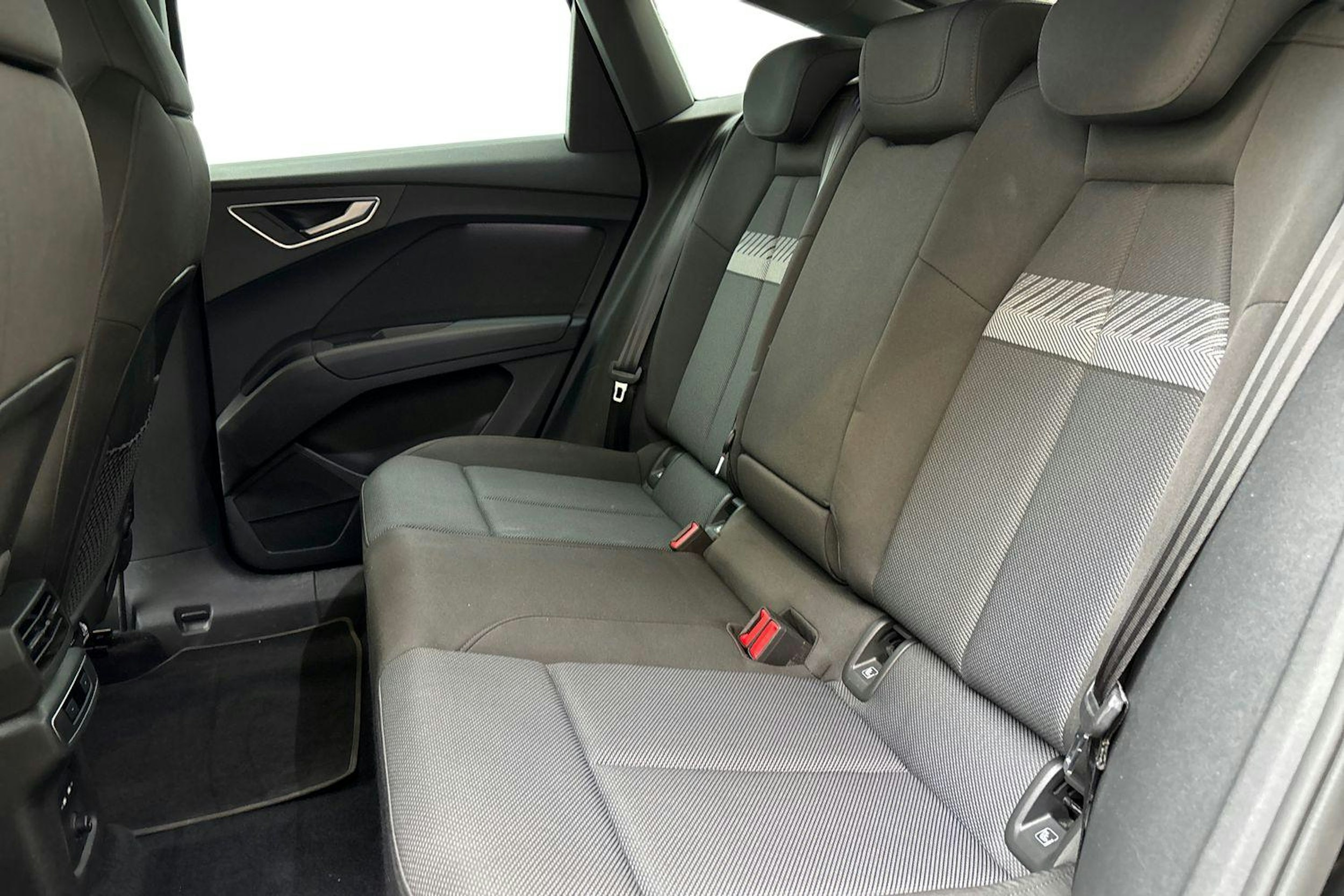 musta Audi Q4 e-tron 2022 kuva 10.