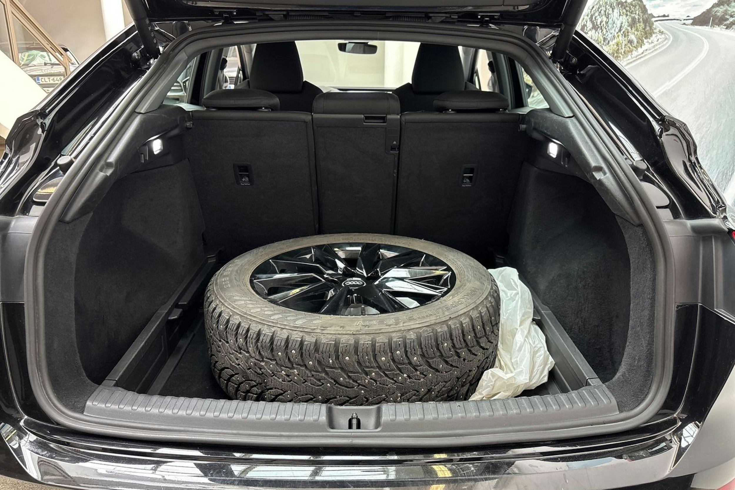 musta Audi Q4 e-tron 2022 kuva 14.