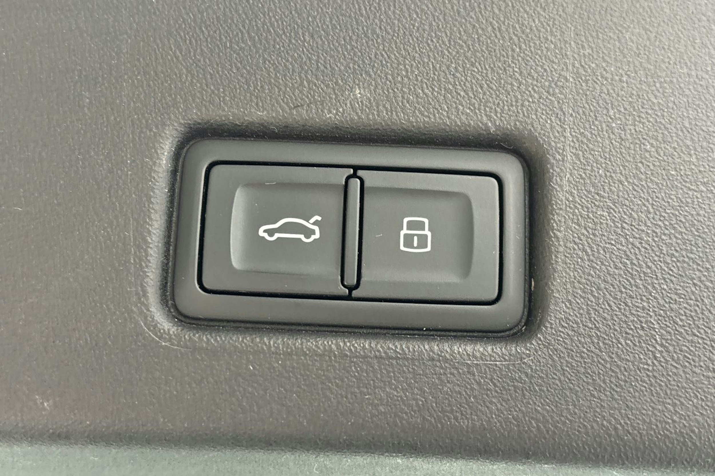 musta Audi Q4 e-tron 2022 kuva 16.