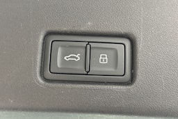 musta Audi Q4 e-tron 2022 kuva 16.