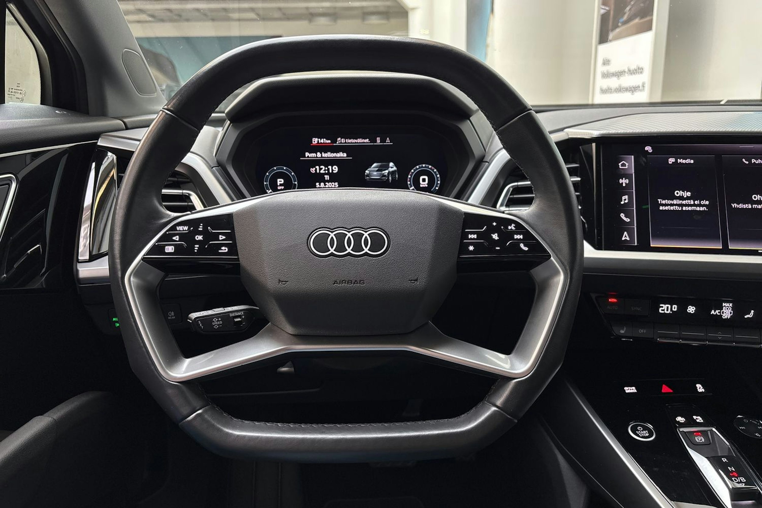 musta Audi Q4 e-tron 2022 kuva 22.