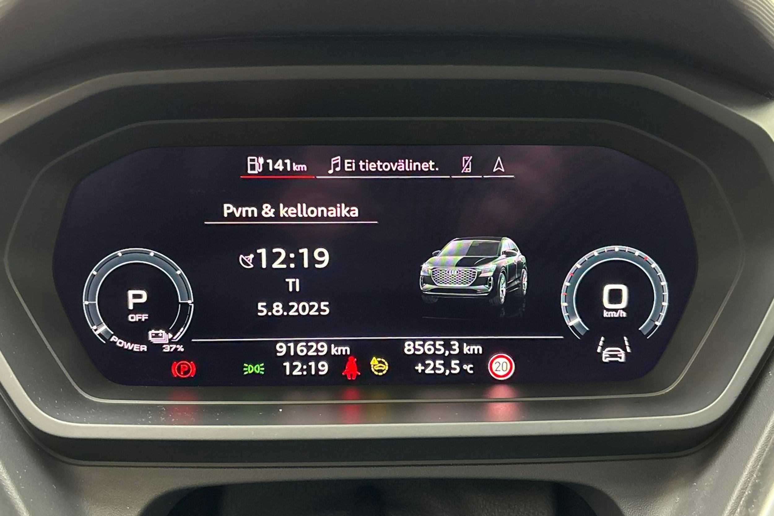 musta Audi Q4 e-tron 2022 kuva 23.