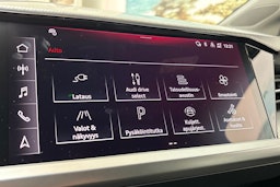 musta Audi Q4 e-tron 2022 kuva 28.
