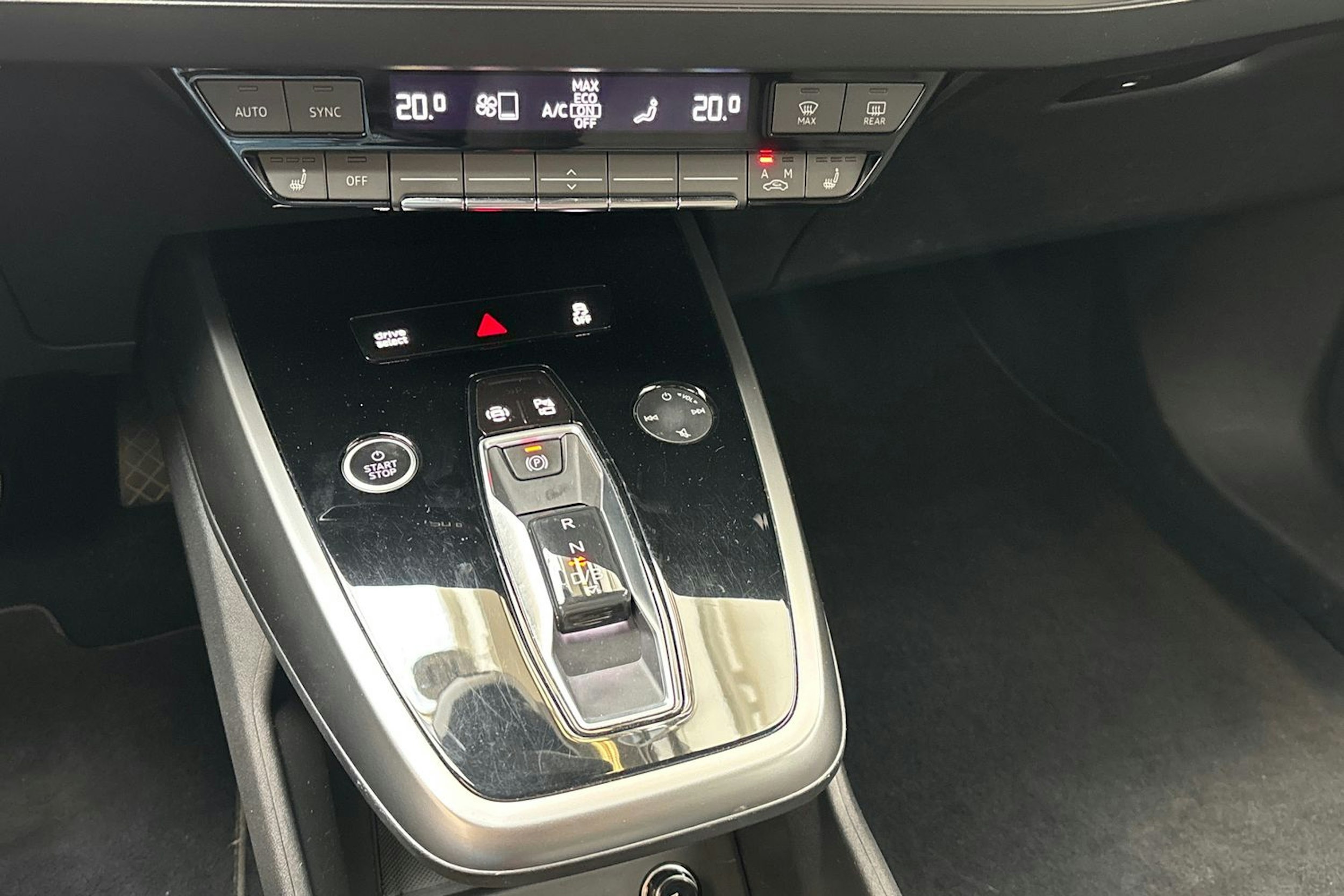 musta Audi Q4 e-tron 2022 kuva 29.