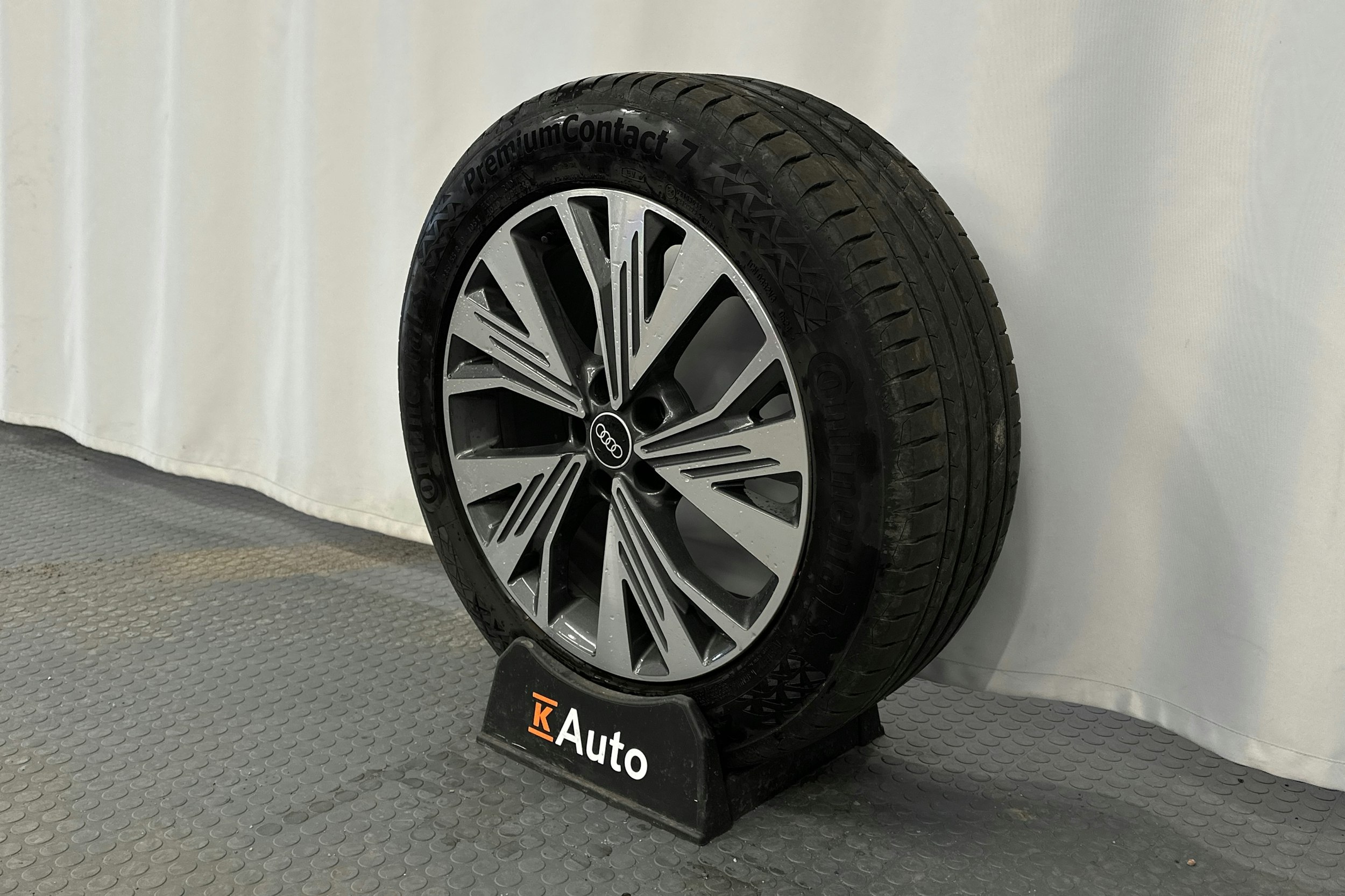 harmaa Audi Q4 e-tron 2022 kuva 13.