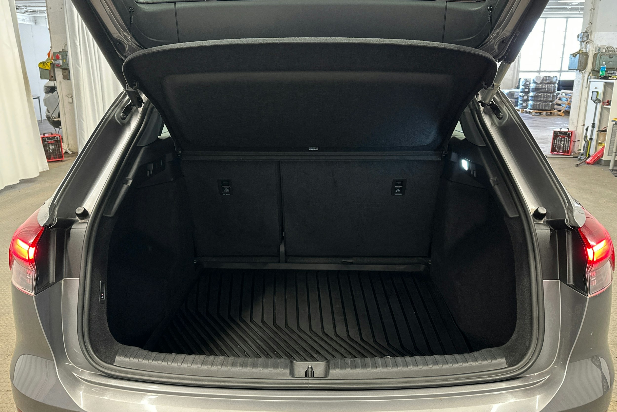 harmaa Audi Q4 e-tron 2022 kuva 14.