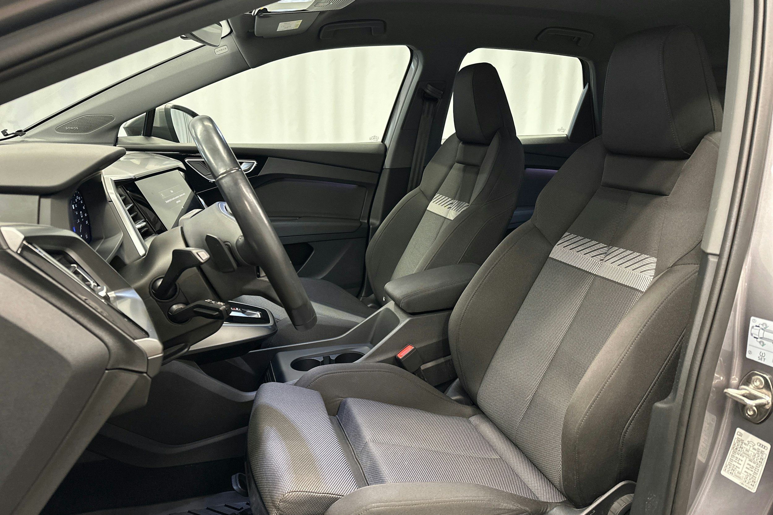 harmaa Audi Q4 e-tron 2022 kuva 17.