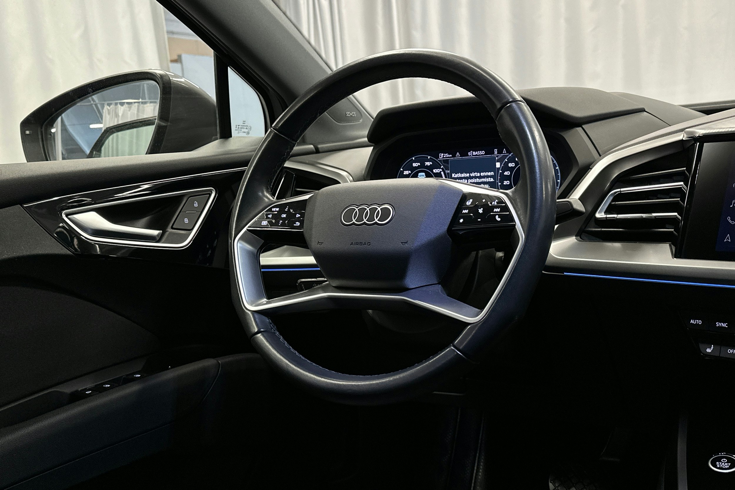 harmaa Audi Q4 e-tron 2022 kuva 18.