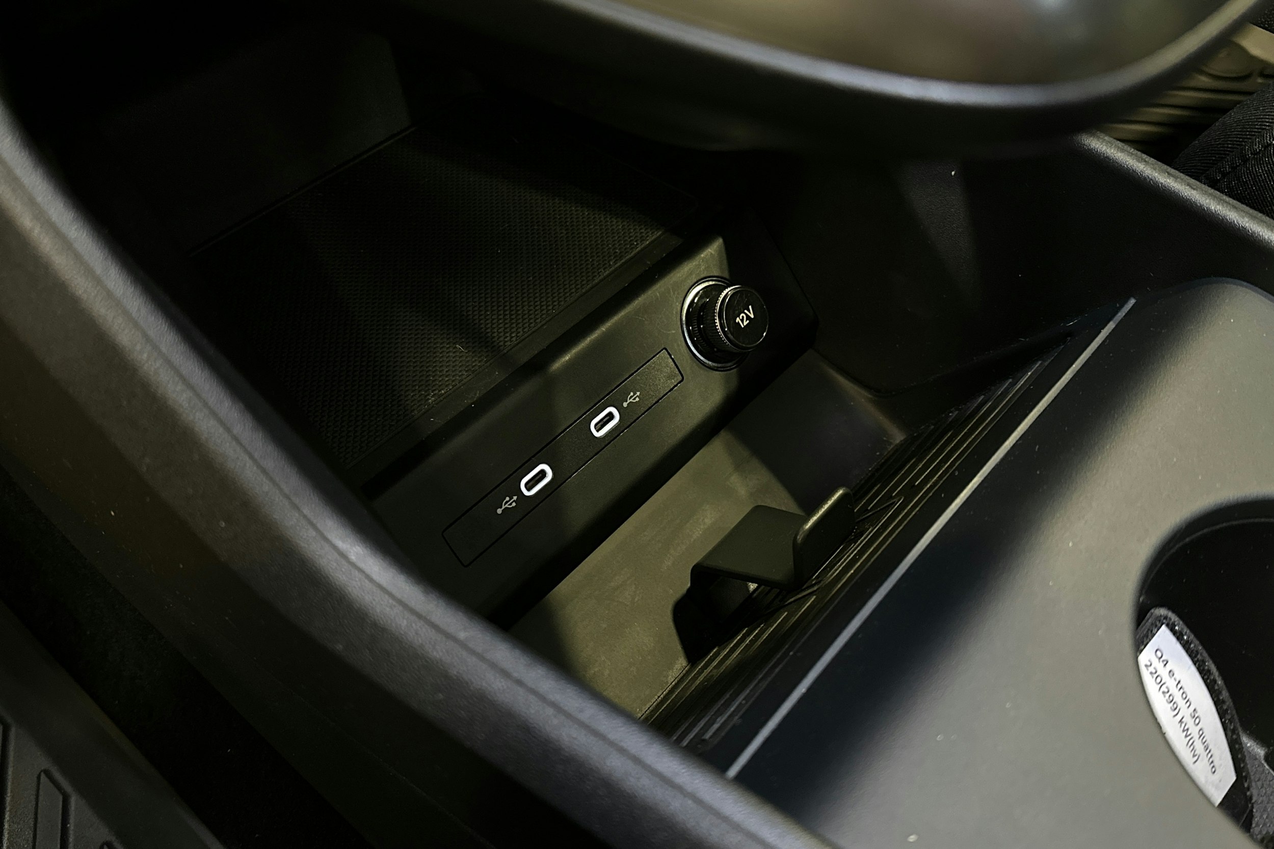 harmaa Audi Q4 e-tron 2022 kuva 36.