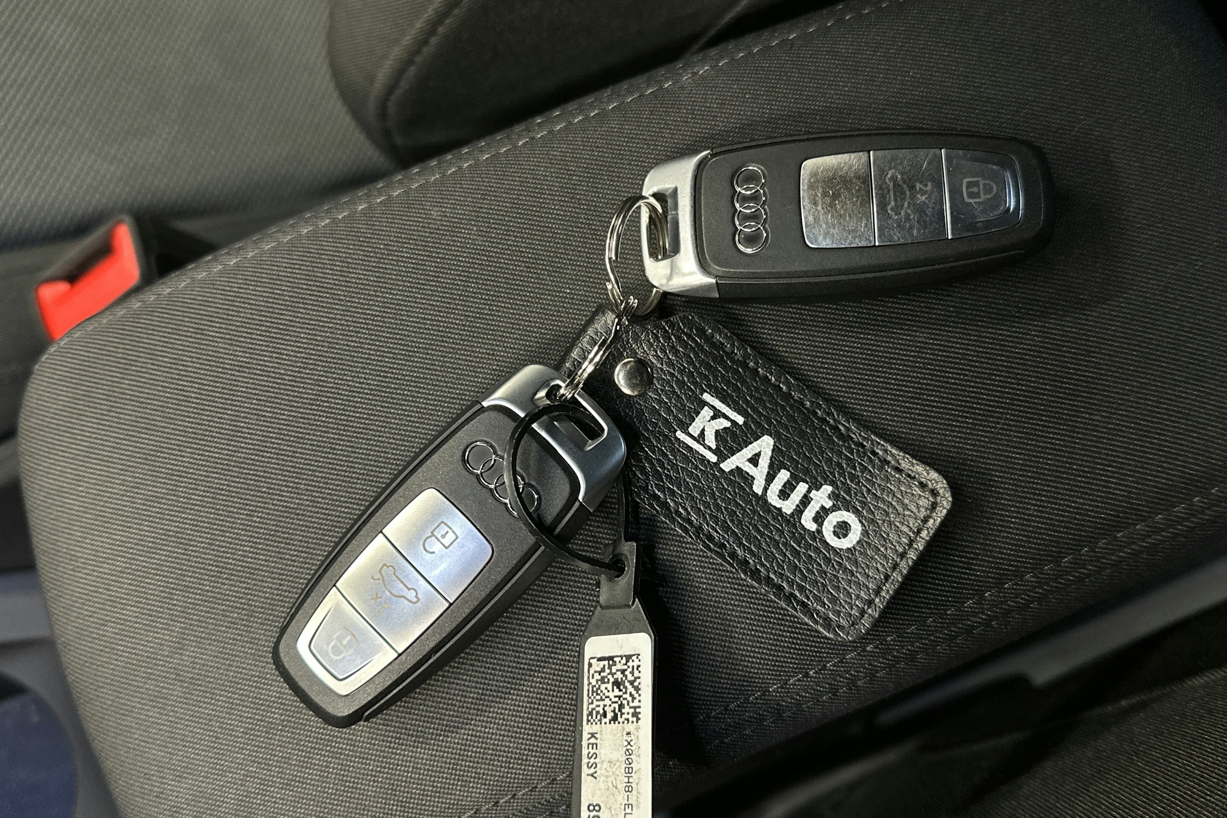 harmaa Audi Q4 e-tron 2022 kuva 37.