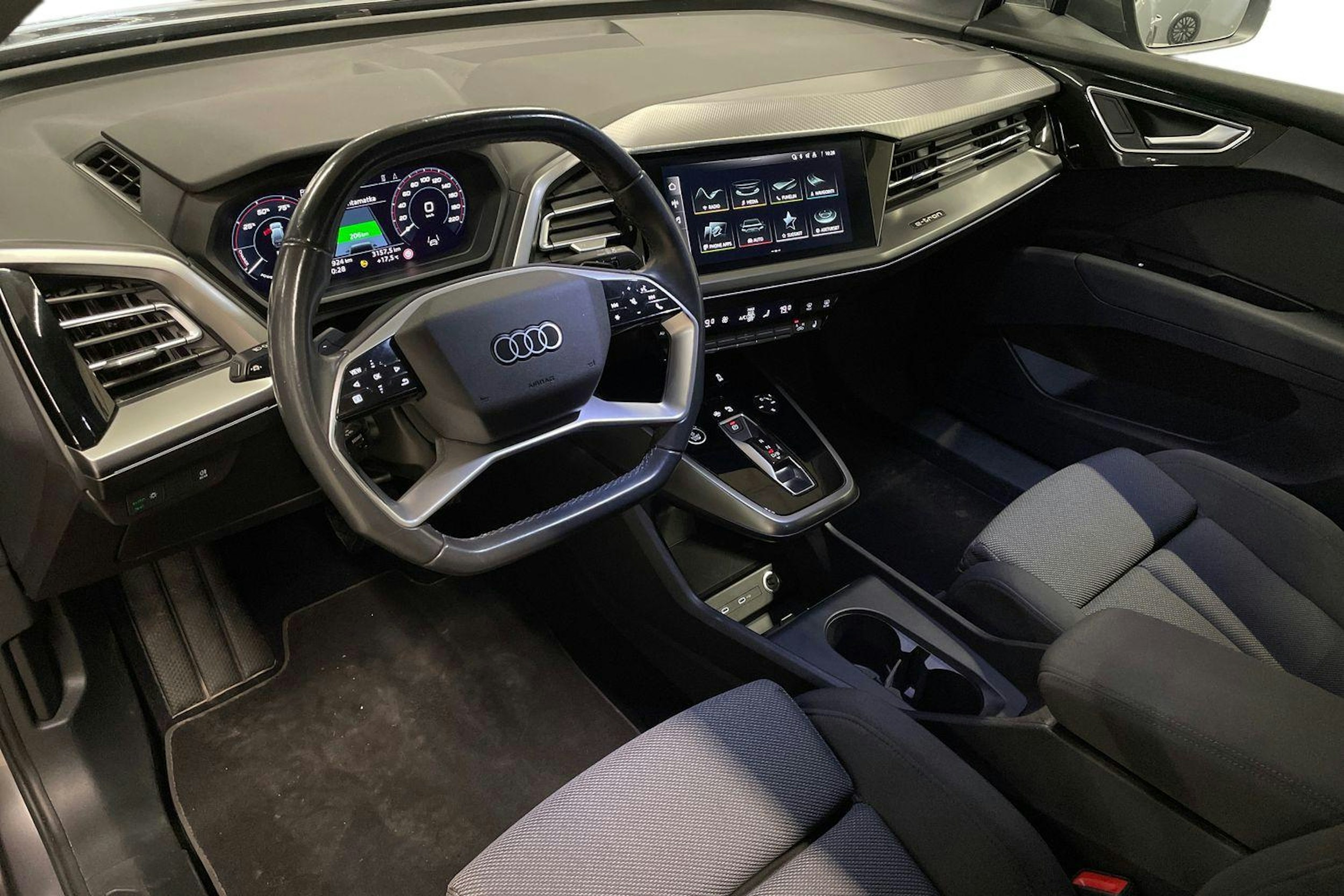 harmaa Audi Q4 e-tron 2022 kuva 10.