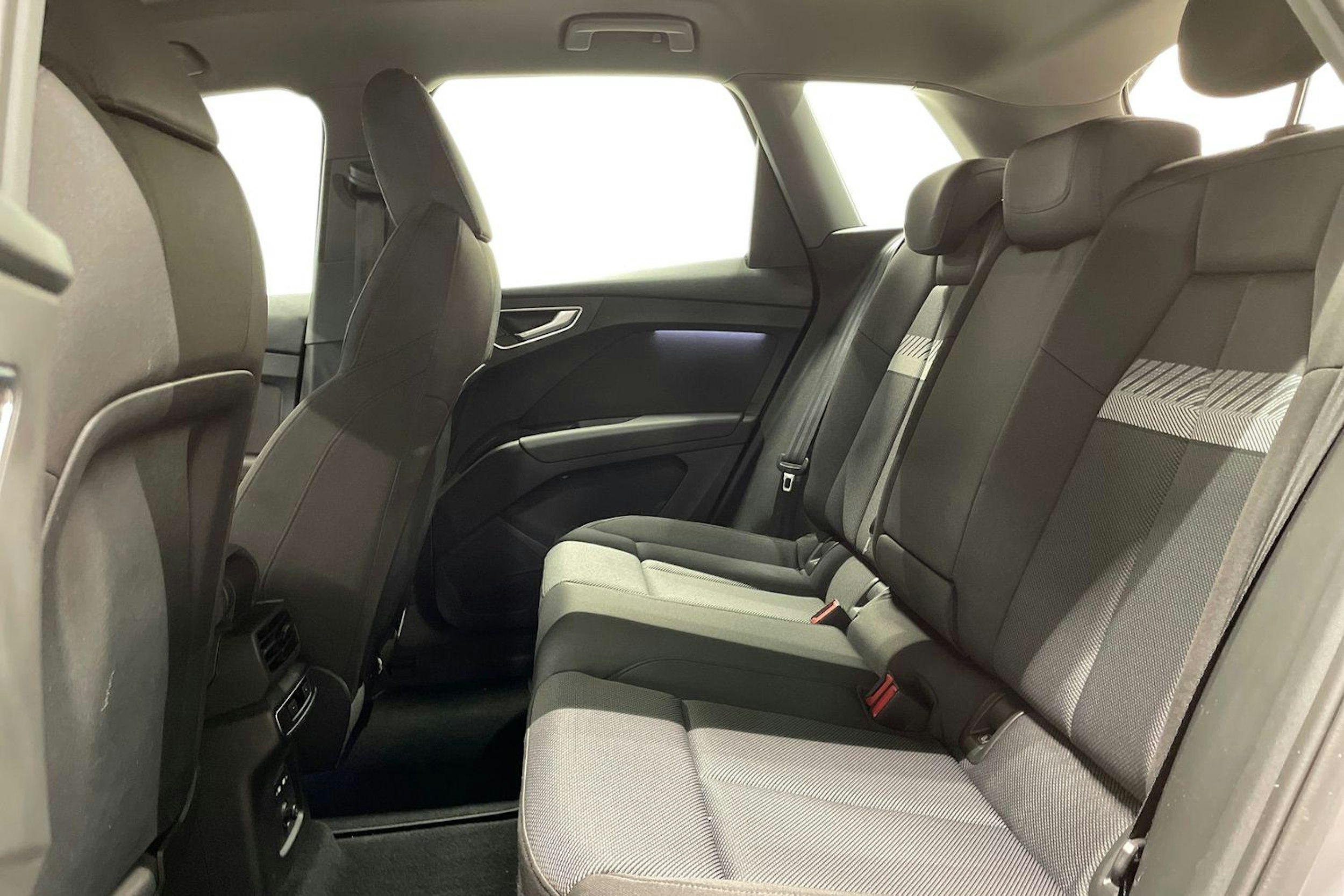 harmaa Audi Q4 e-tron 2022 kuva 13.