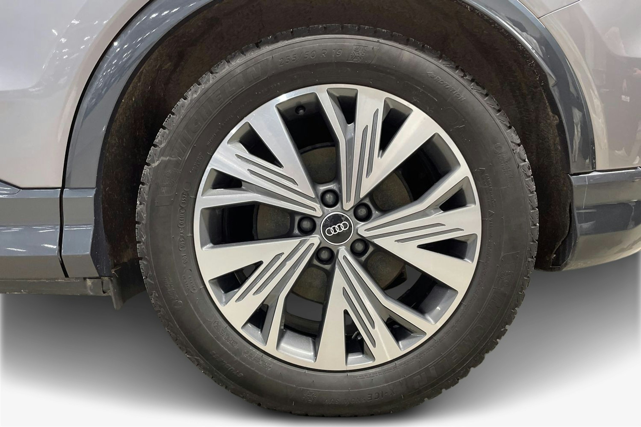 harmaa Audi Q4 e-tron 2022 kuva 14.