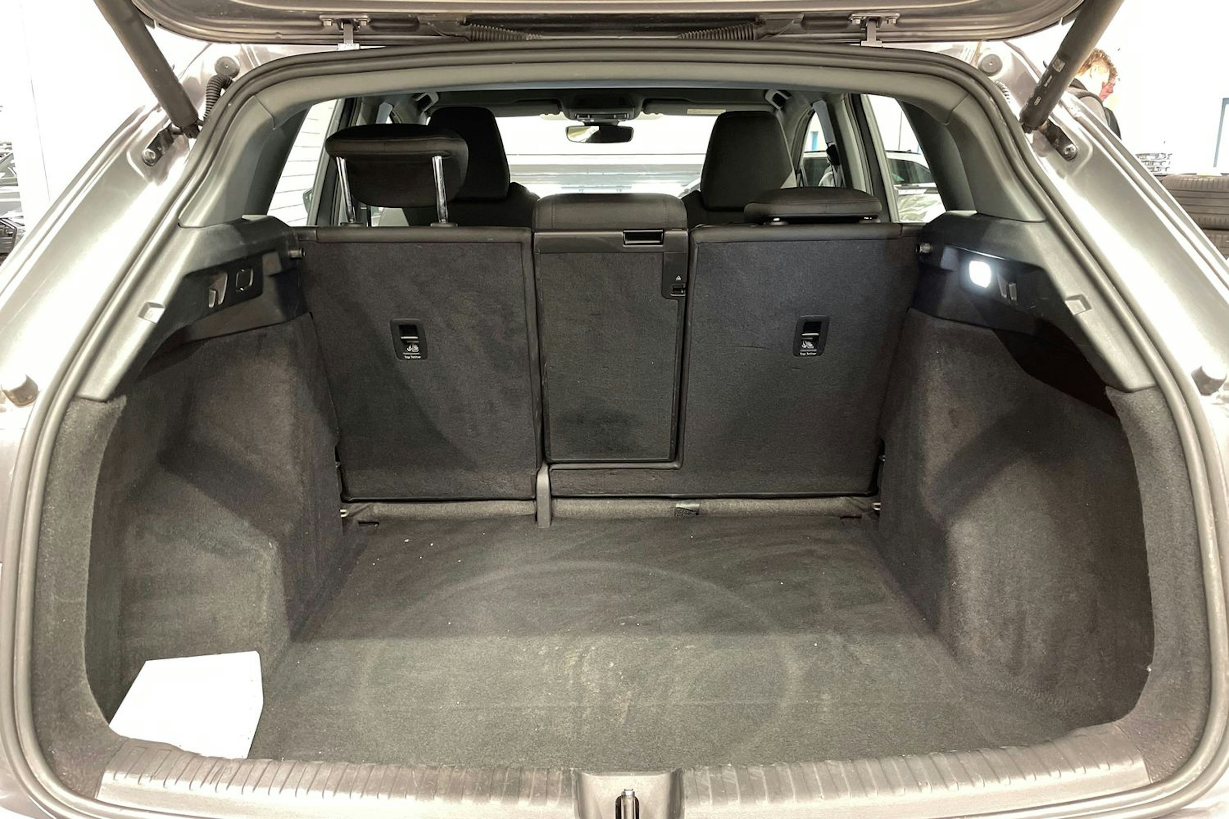 harmaa Audi Q4 e-tron 2022 kuva 18.