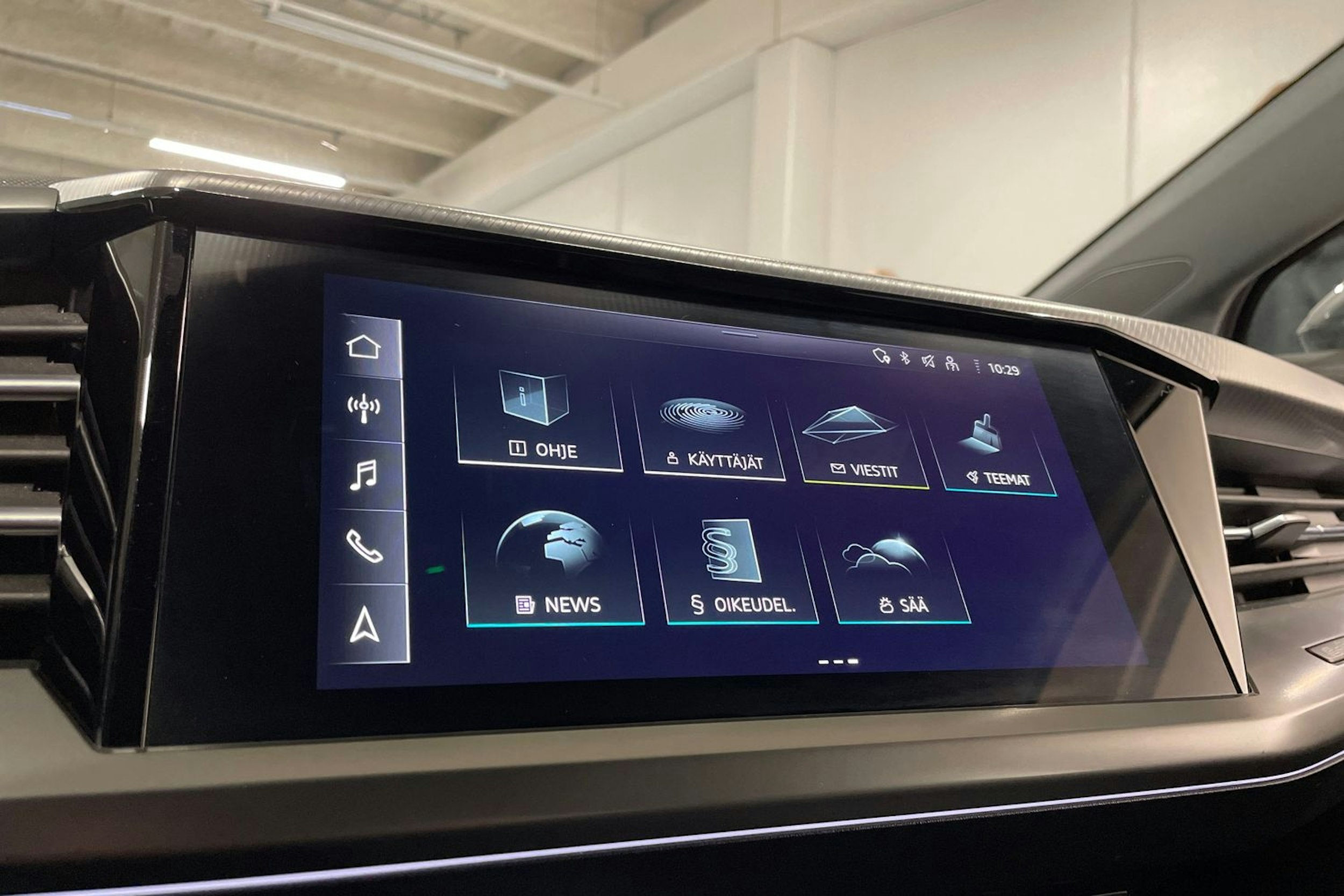 harmaa Audi Q4 e-tron 2022 kuva 21.