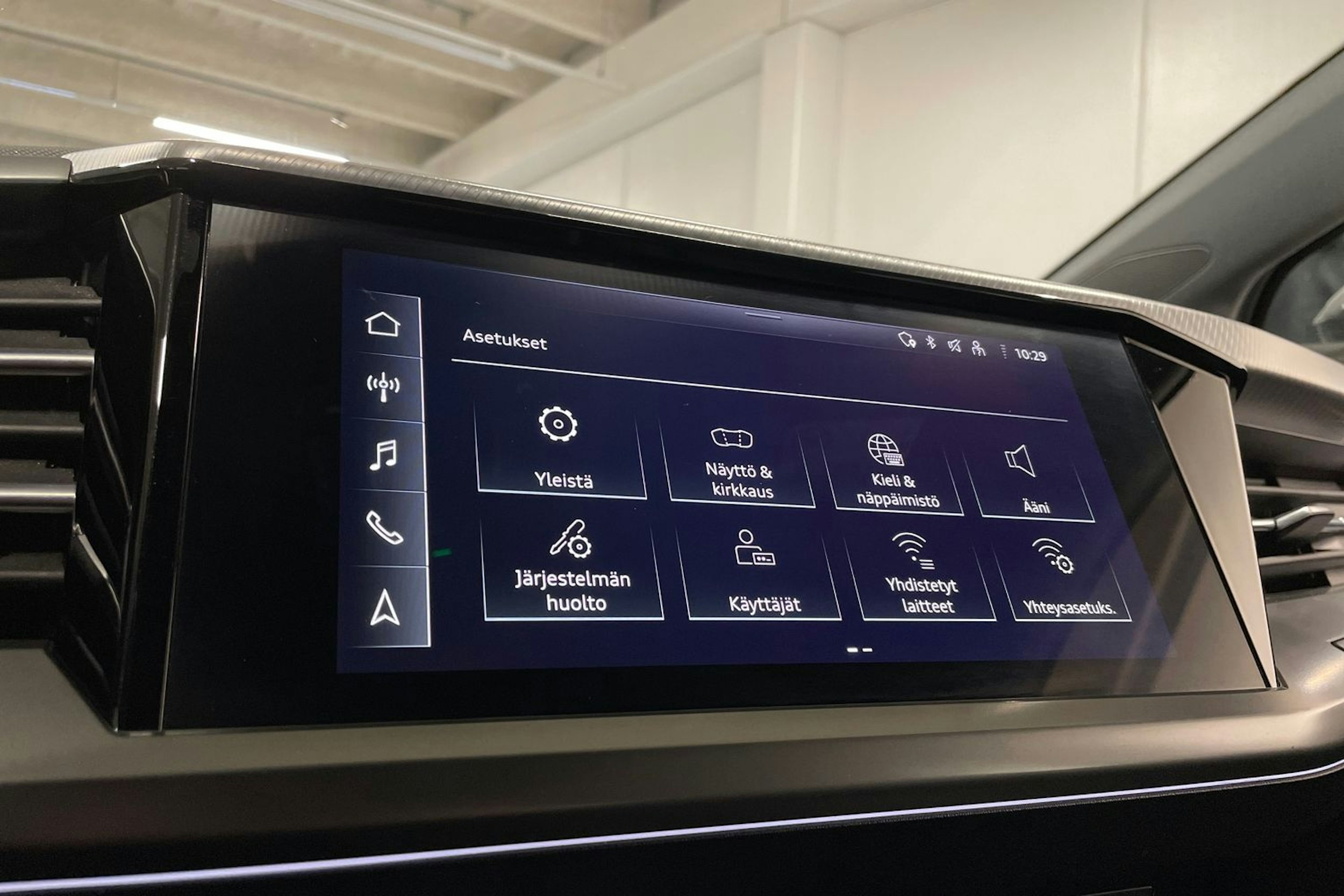 harmaa Audi Q4 e-tron 2022 kuva 22.