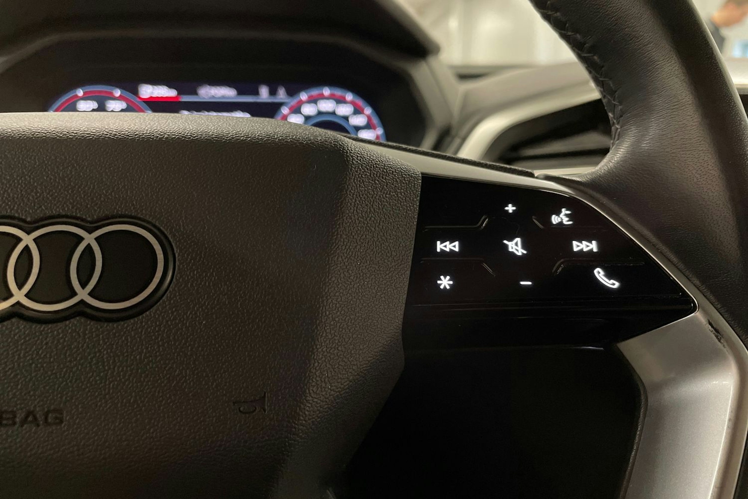 harmaa Audi Q4 e-tron 2022 kuva 30.