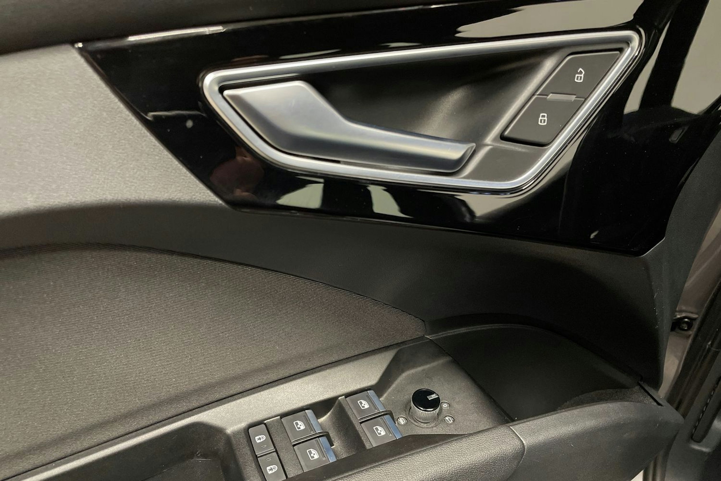 harmaa Audi Q4 e-tron 2022 kuva 32.