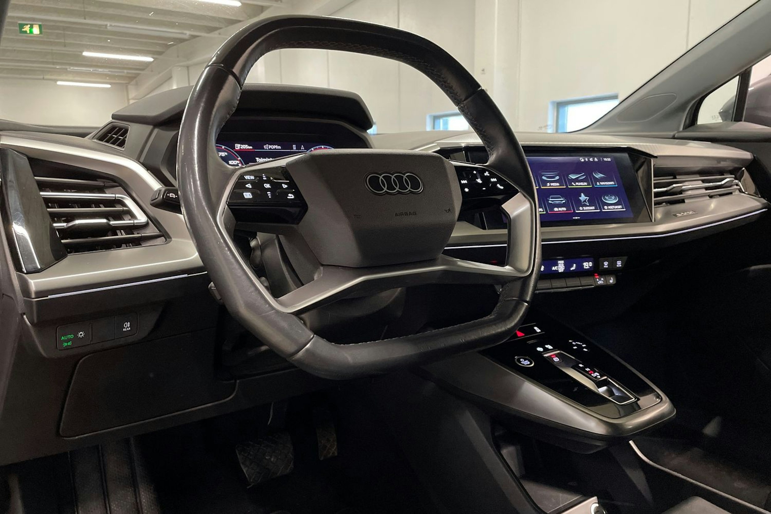 harmaa Audi Q4 e-tron 2022 kuva 33.