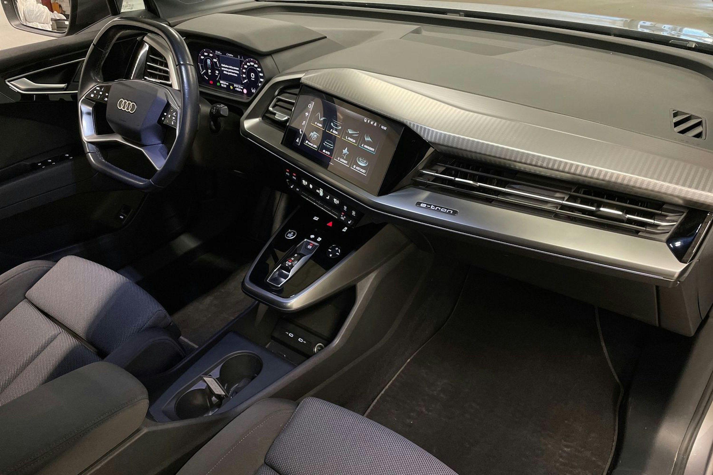 harmaa Audi Q4 e-tron 2022 kuva 35.