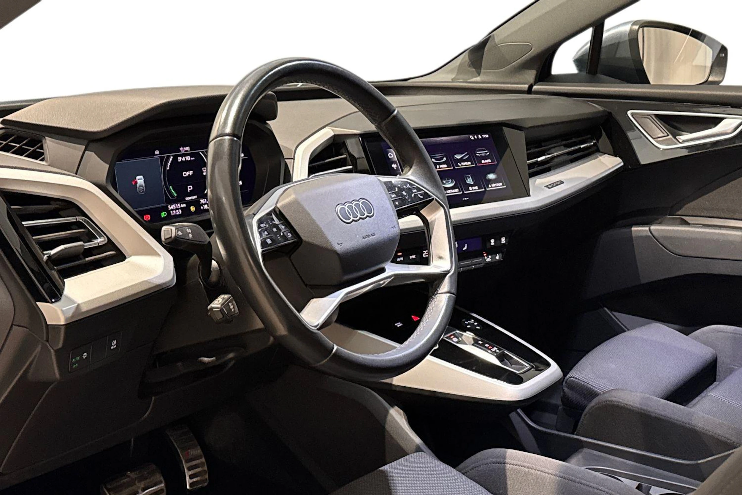 harmaa Audi Q4 e-tron 2022 kuva 6.