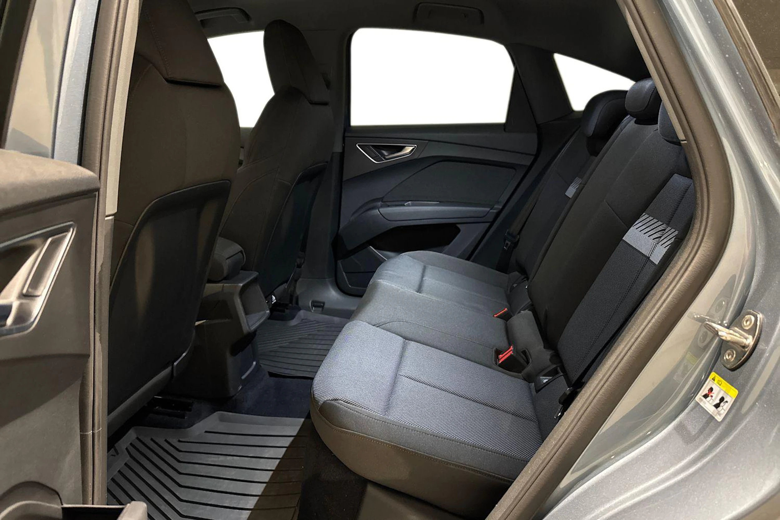 harmaa Audi Q4 e-tron 2022 kuva 8.