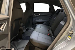 harmaa Audi Q4 e-tron 2022 kuva 8.