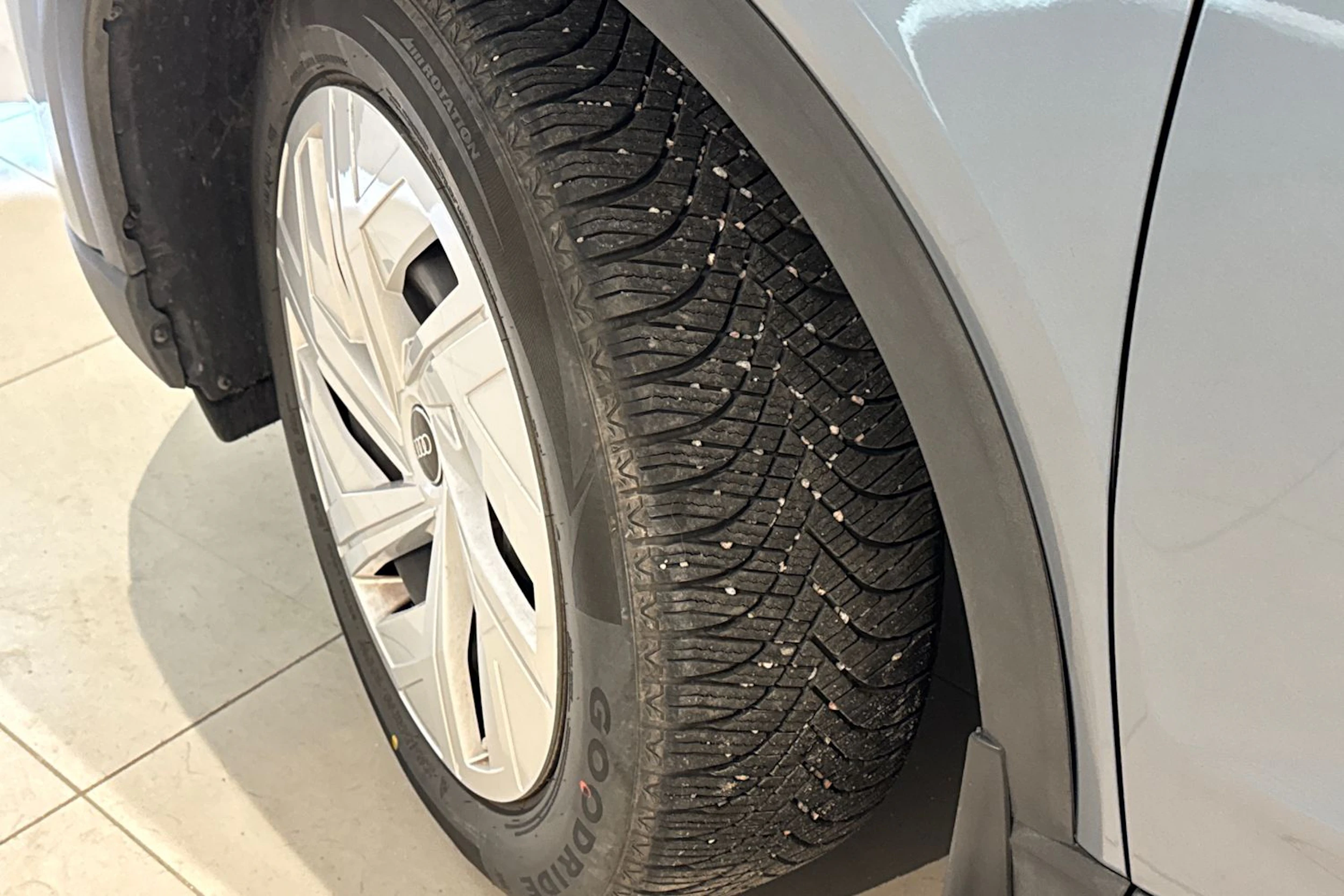 harmaa Audi Q4 e-tron 2022 kuva 10.