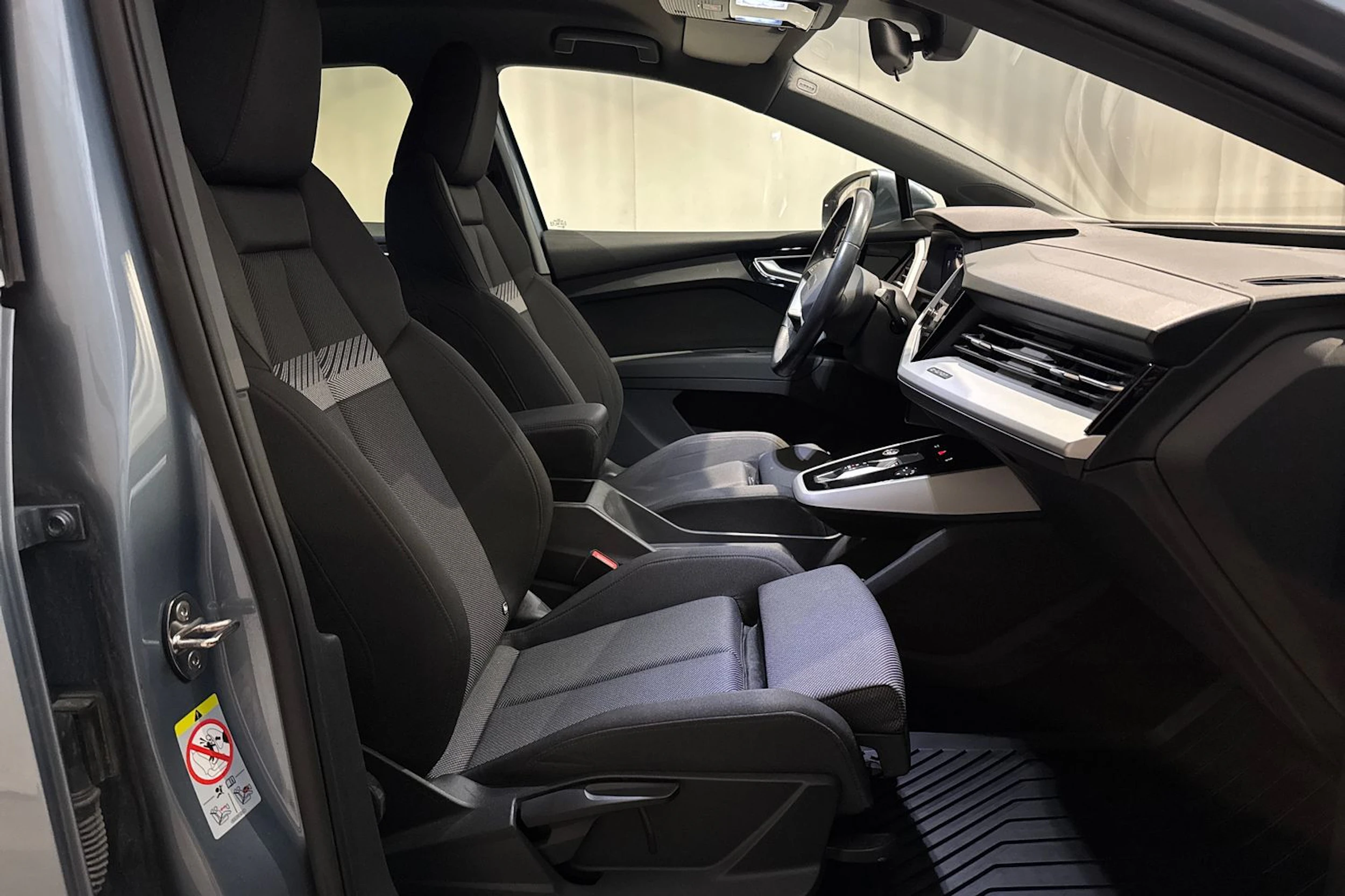 harmaa Audi Q4 e-tron 2022 kuva 14.