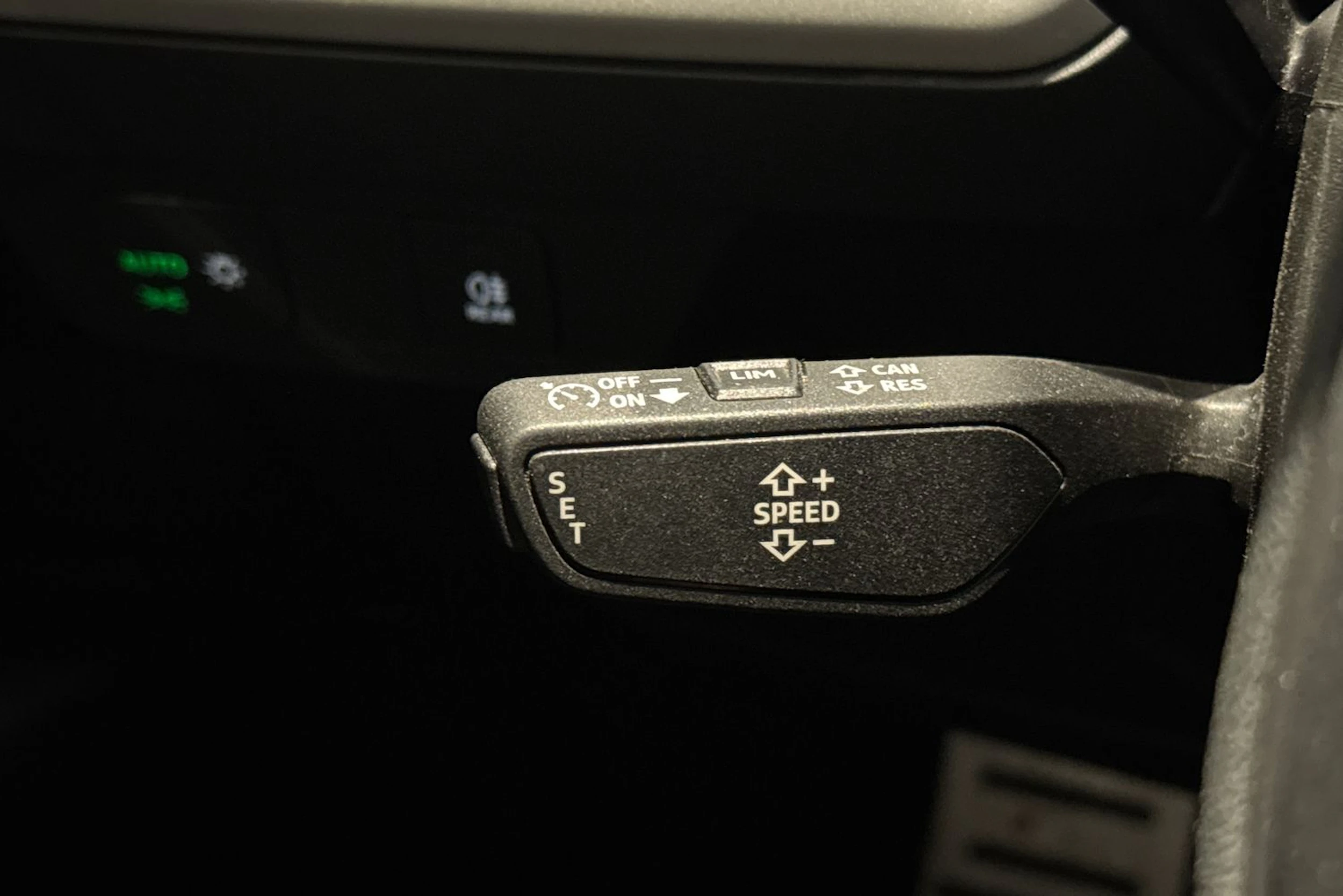 harmaa Audi Q4 e-tron 2022 kuva 16.
