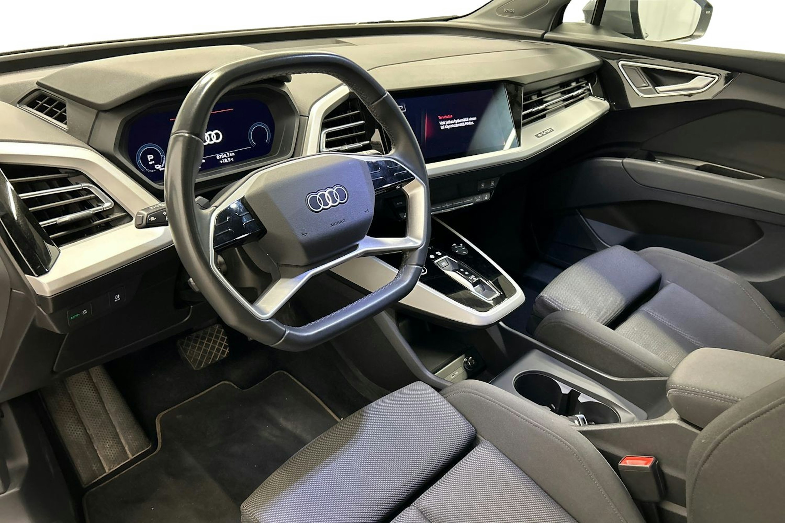 harmaa Audi Q4 e-tron 2022 kuva 7.